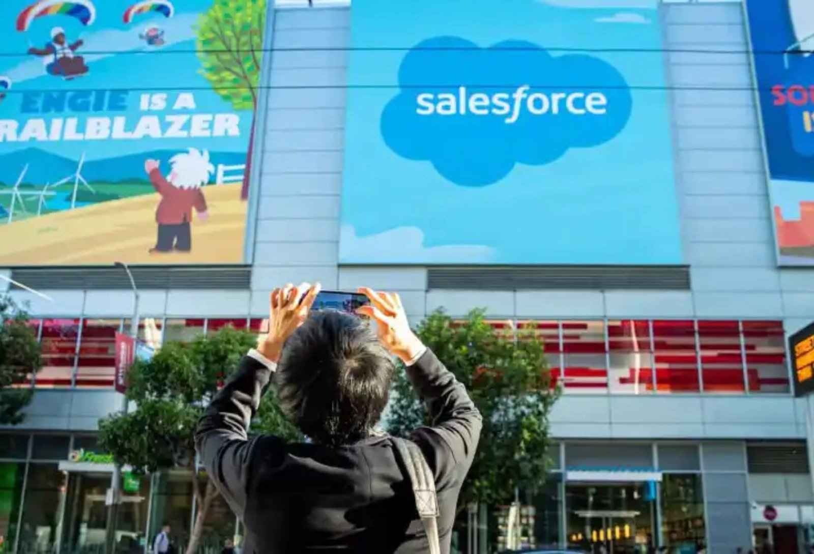 Salesforce Reports Strong Q2 Earnings and Raises Full-Year Guidance Amid CFO Transition