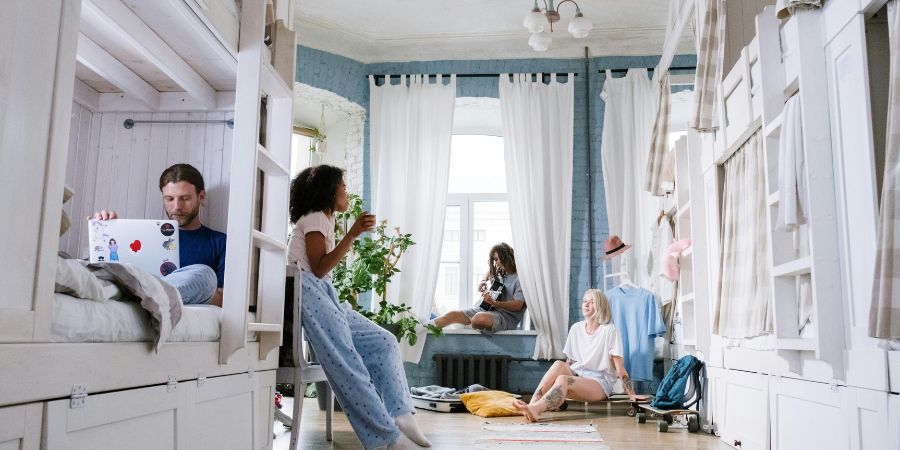 Navigating the Job Market in a New City: How Finding a Roommate Can Help You Settle In Faster