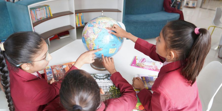 From Textbooks to Eco-Thinking: Sustainability Literacy for Modern Students