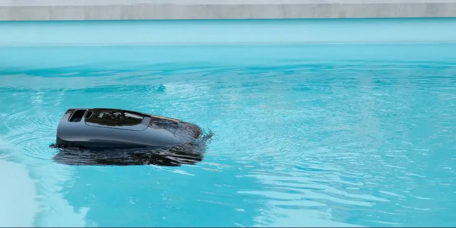 Manual Pool Cleaning vs Robot Pool Vacuum: What Actually Keeps a Pool Consistent? 1 Manual Pool Cleaning vs Robot Pool Vacuum: What Actually Keeps a Pool Consistent?