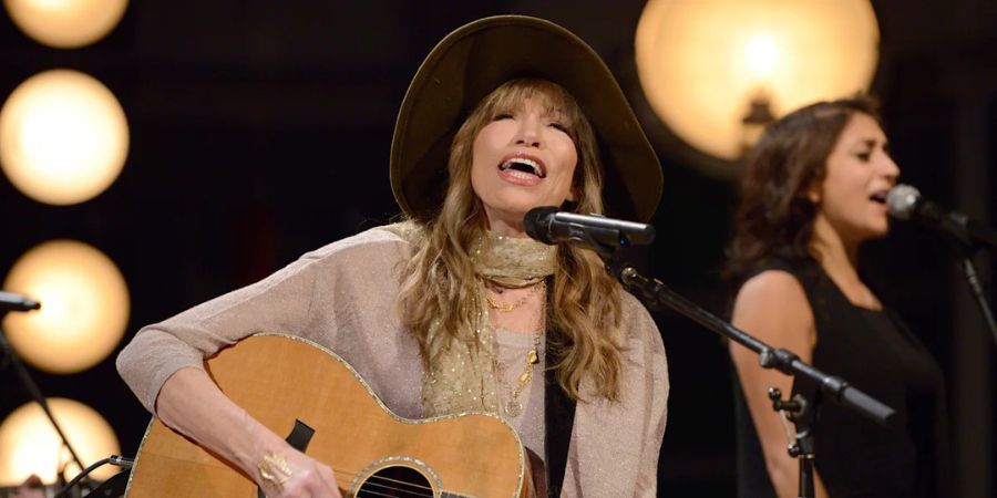 Carly Simon at 83: Illness, Music, and the Art of Staying Relevant