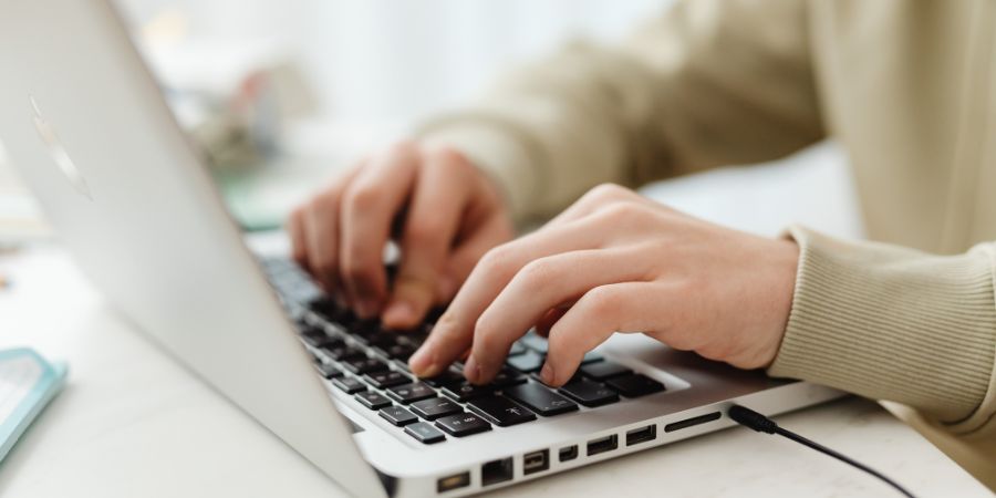 Choosing Virtual Machine Software for Smooth Cross-Platform Work